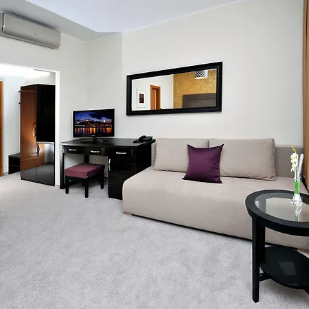 Aplend Perugia מלון 3*