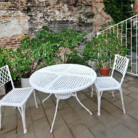 Aplend City Perugia Отель Братислава